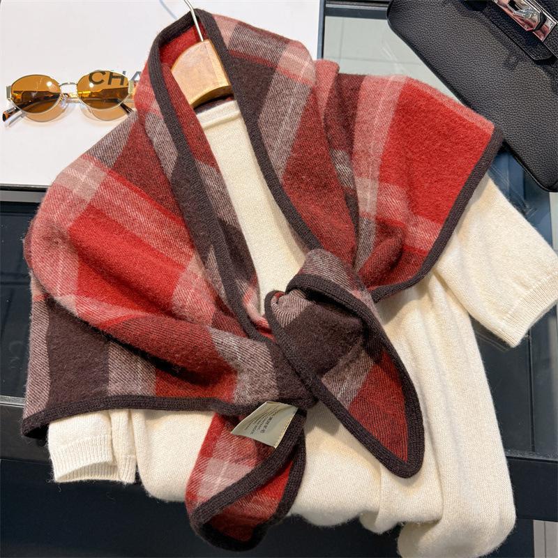 

For Autumn and Winter Women Often Wear Knitted Scarves in A Triangular Neck Brace with A Knot and A Waistcoat 158*78cm