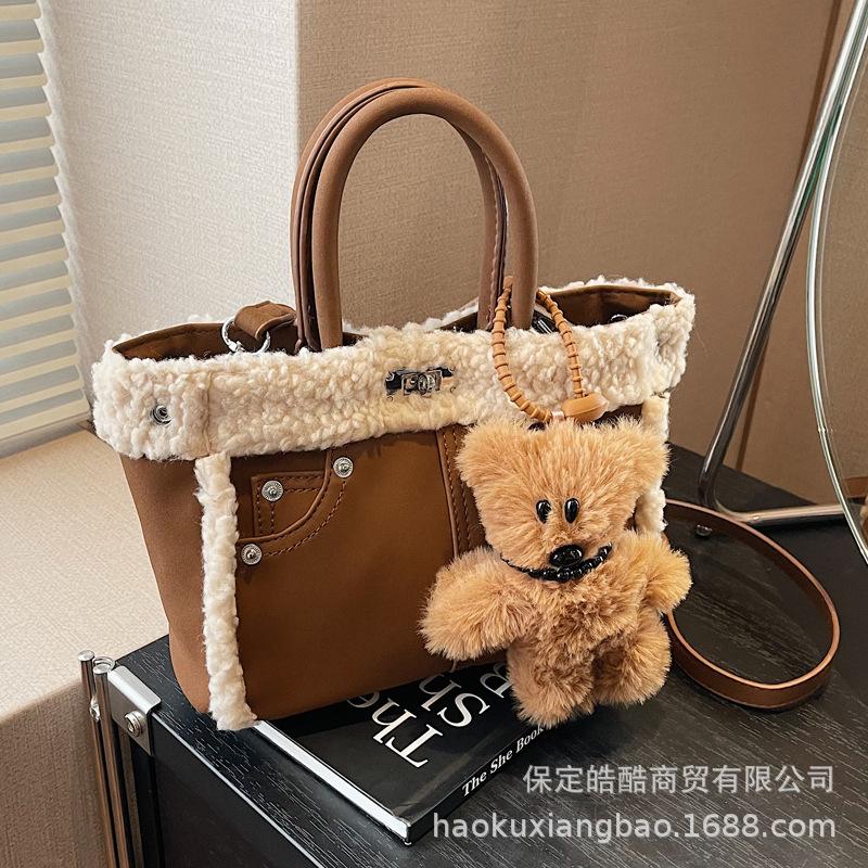 Autumn and Winter Retro Lamb Wool Tote Bag Women's 2025 New Shoulder Messenger Bag High-end Fluff Portable Bucket Bag