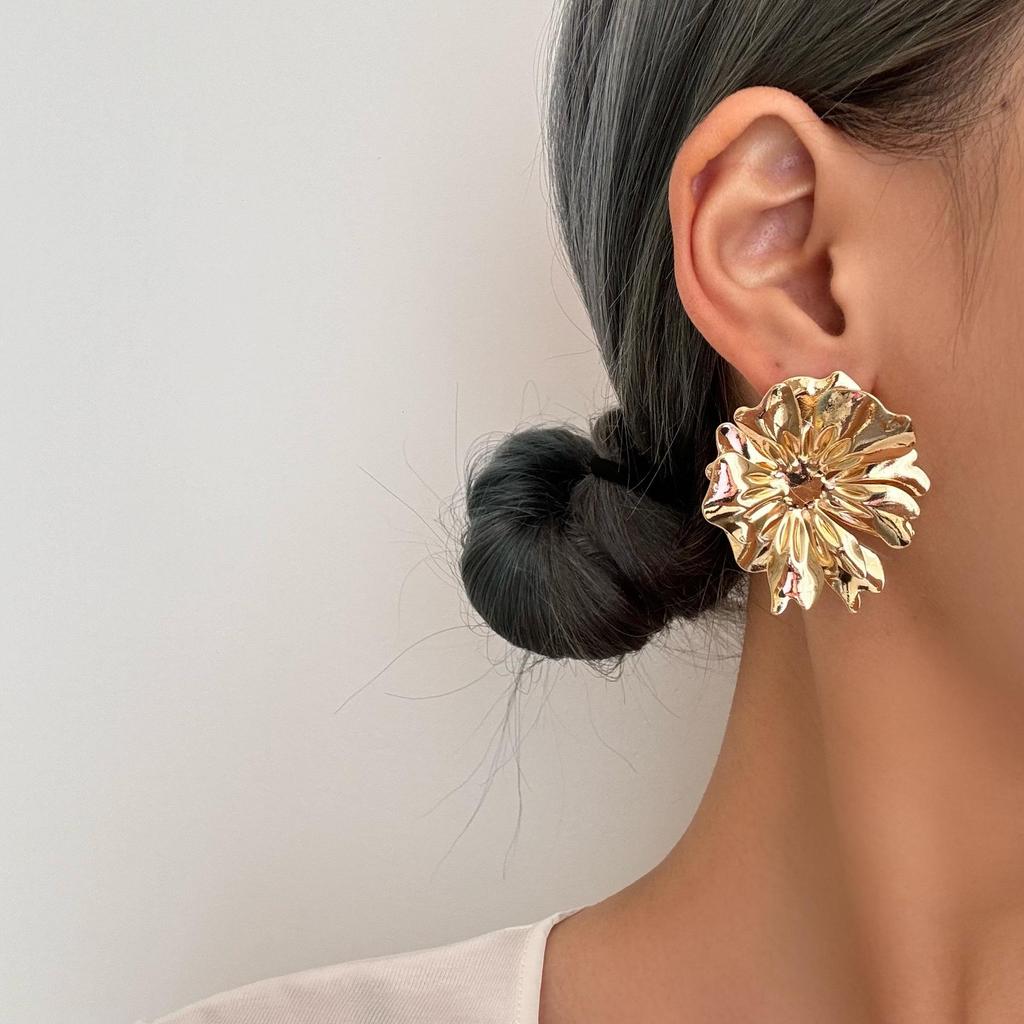European/American Geometric Pleated Flower Earrings with Inlaid Pearls