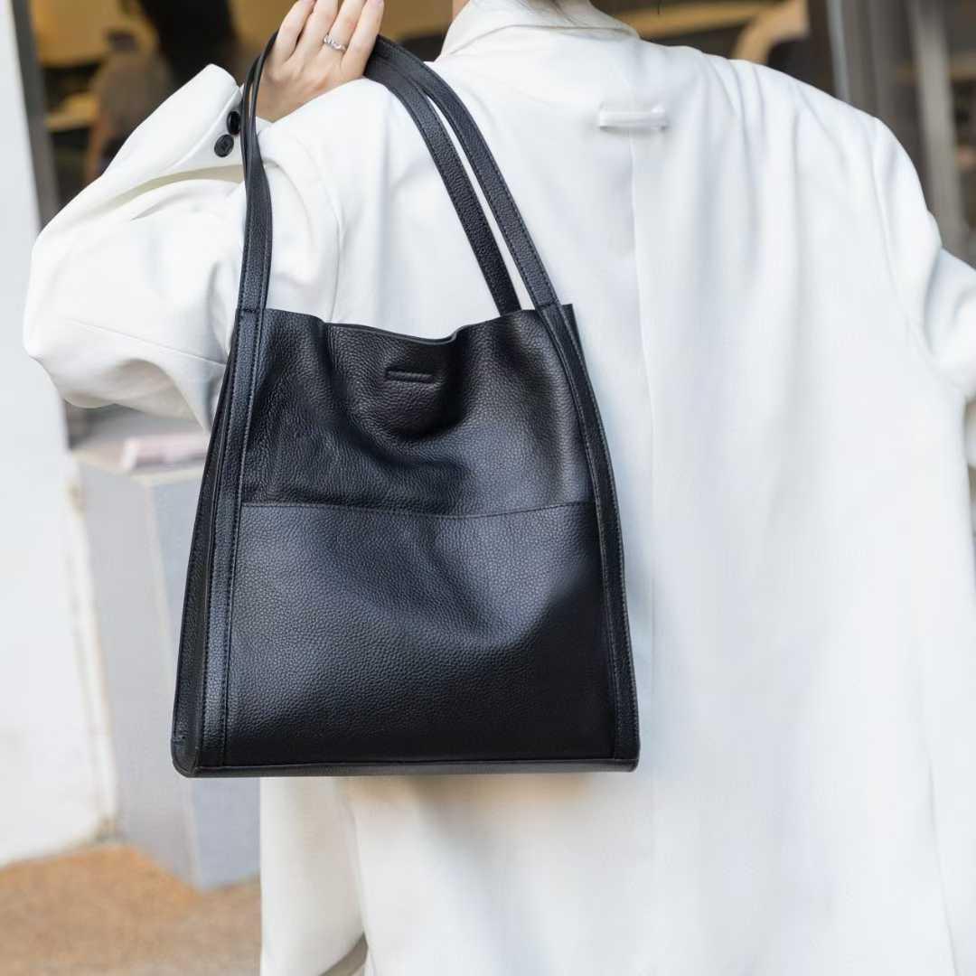 

Korean Minimalist Spring 2025 Leather Underarm Bag - Solid Color PU 31cm x 13cm x 32cm чорний