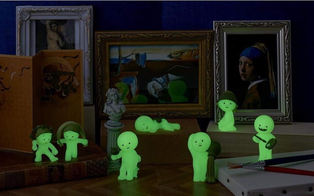 SMISKI Museum 1 Box Assortment of 12 Glow-in-the-Dark Figures