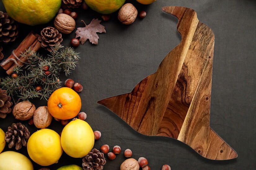 Dřevěné prkénko na krájení do kuchyně ve tvaru halloweenského čarodějnického klobouku, gotická prkénka, dřevěná prkénka na uzeniny, servírovací talíř