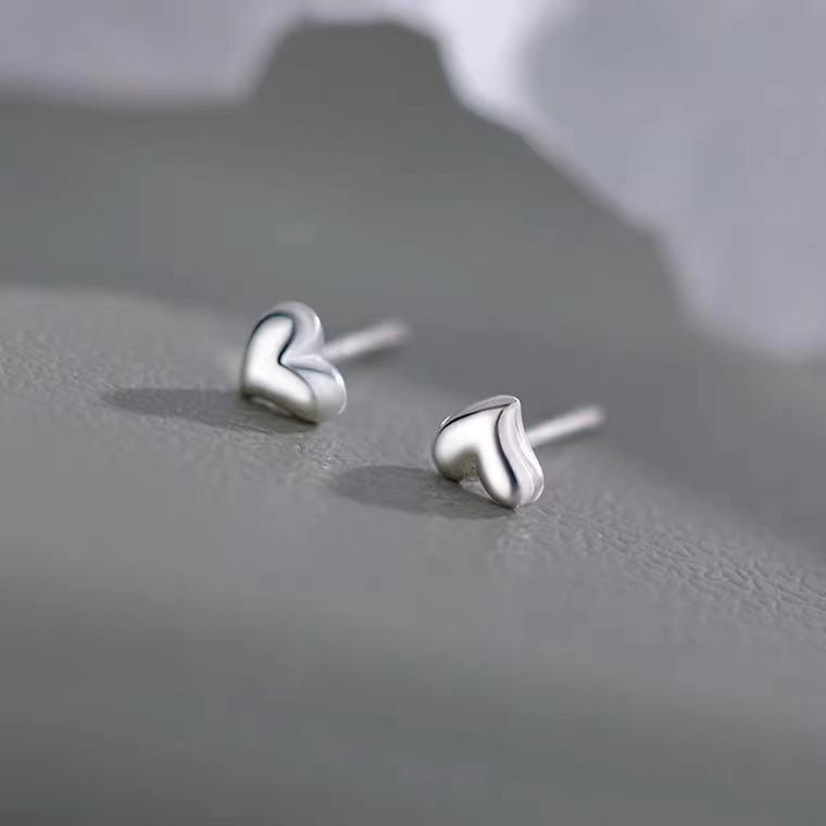 Silver S999 Women's Heart Earrings - Simple, Elegant, and Luxurious Ear Studs with a High-End Feel.