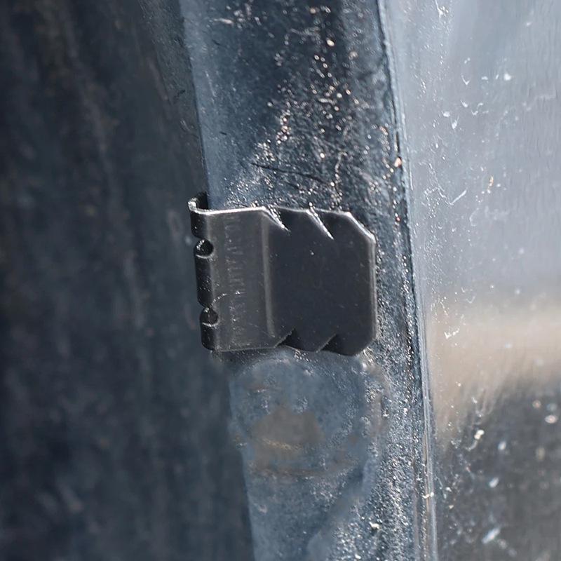 U-förmige Klippschließe für Kotflügel am Motorschutz