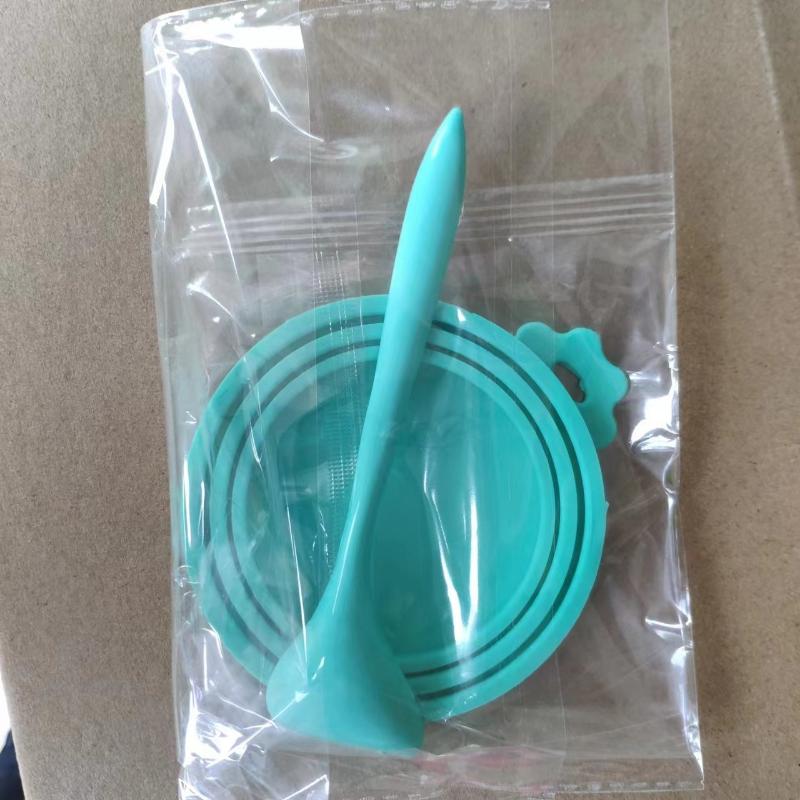 Pet-Safe Silicone Can Lid with Spoon - Perfect for Storing Dog Food