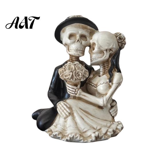 Unique Commemorative Wedding Gifts Gothic Skeleton Couple Figurine, Spooky Resin Halloween Skull Lover Statue, Day of Engagement Gift The Dead