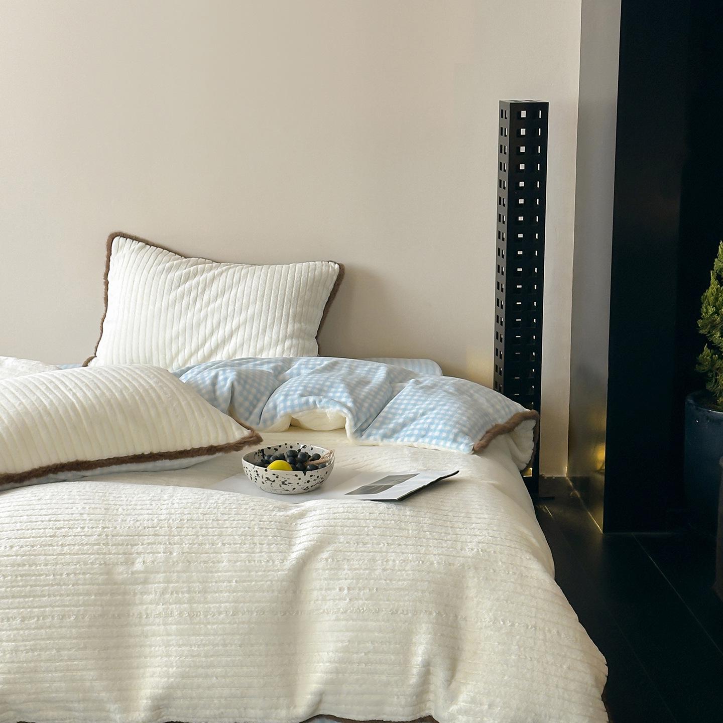 Warm Stripe Rabbit Velvet 4-Piece Bedding Set - Milk Velvet Coral Fleece for Autumn/Winter, Ins Style 1.5m Bed Sheet 4-Piece Set