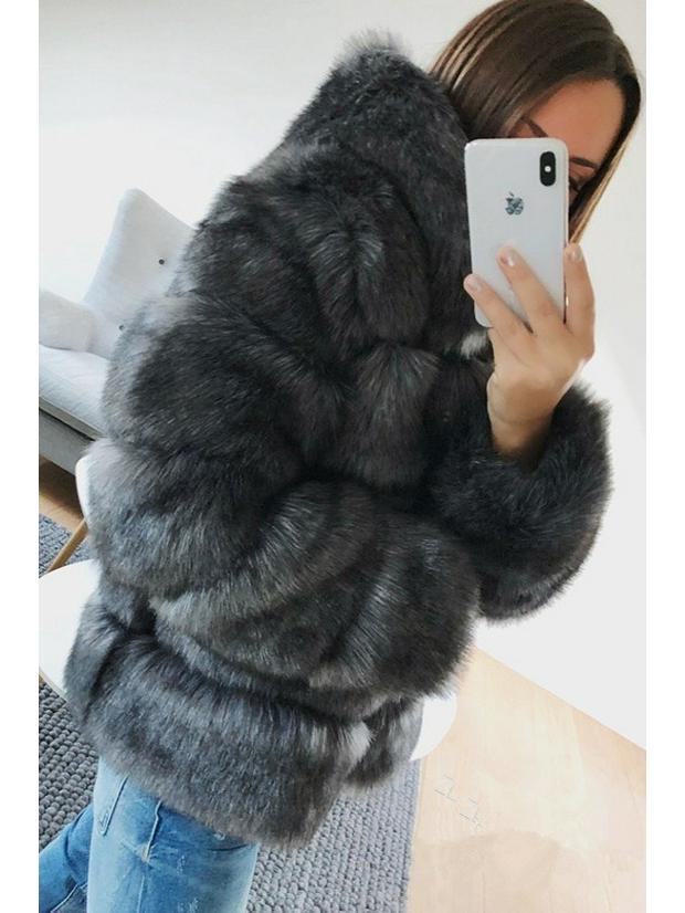 Cappotto da donna slim-fit di media lunghezza con cappuccio in ecopelliccia Autunno/Inverno 2025