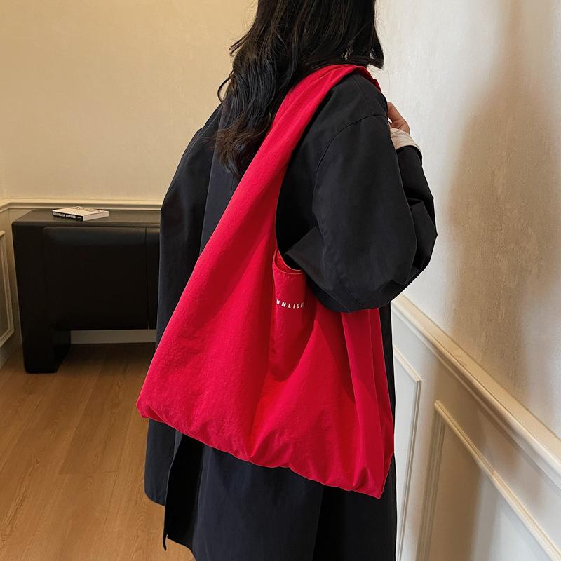 Korean version of fashion tote bag 2025 new casual large-capacity shoulder bag retro girl foreign style nylon shopping bag