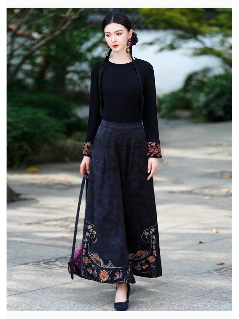 Women's Ethnic Style Retro Jacquard Embroidery Wide-Leg Culottes.