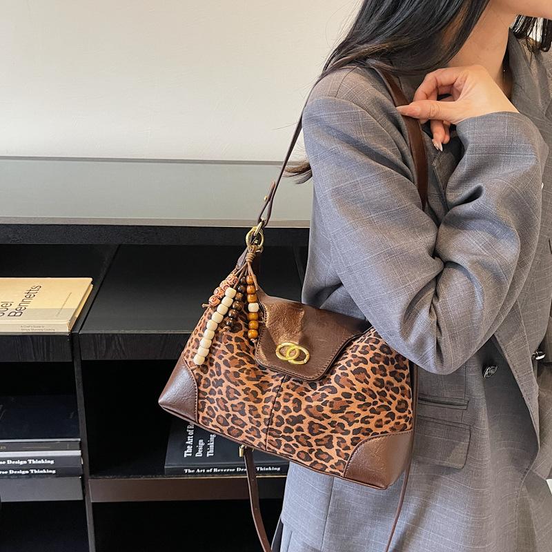 Suede bag women's large capacity 2025 new autumn and winter niche matte retro messenger bag underarm commuter bag