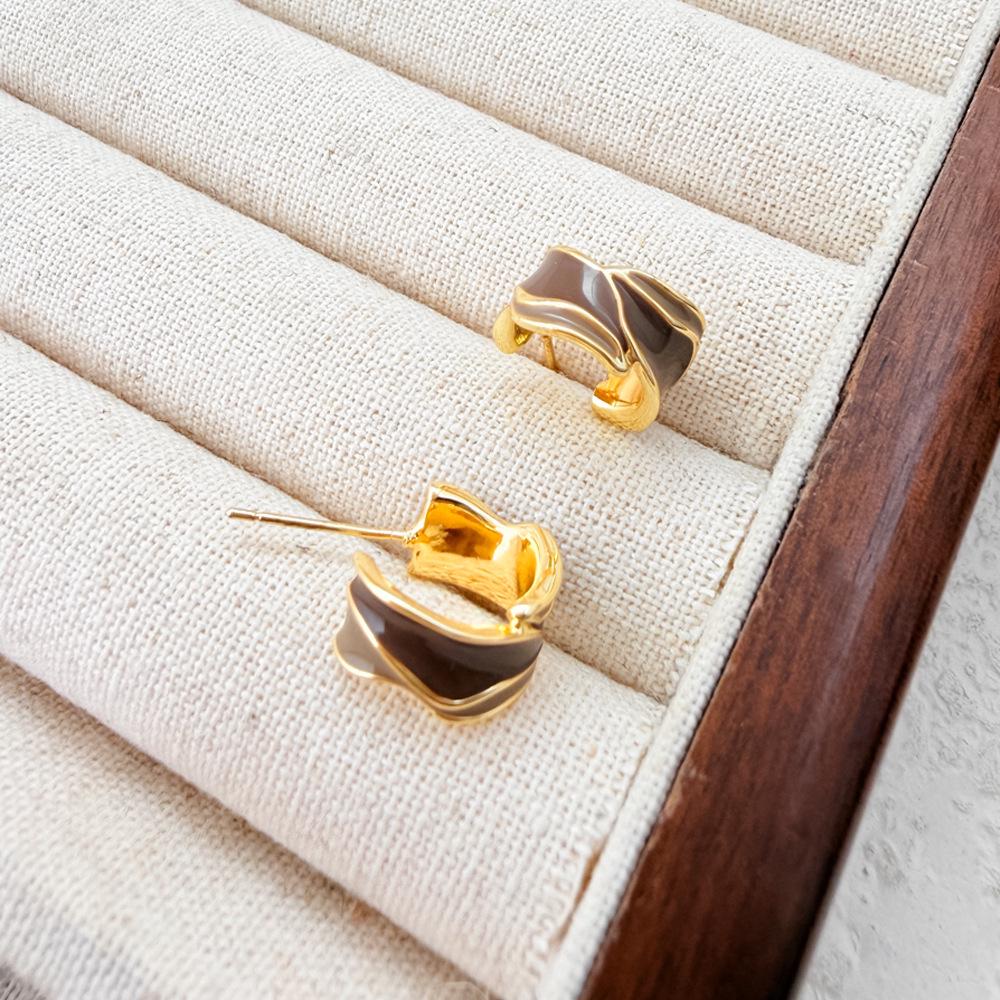 Silver Needle Clover Stud Earrings: Retro Hong Kong Style, Elegant and Fashionable Women's Luxury Jewelry.