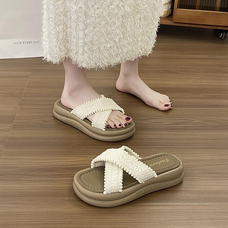 Muffin beach fashion wear shit new year feeling sandals women 2025 slippers spring and summer step comfortable versatile increase