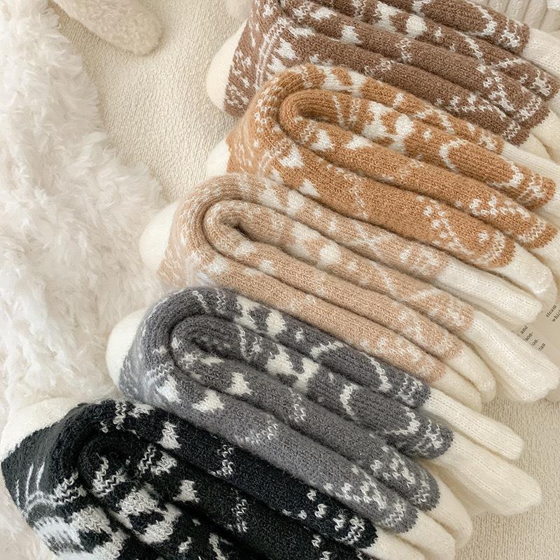 5 Pairs Women's Winter Warm Ski Socks - Thickened Thermal Mid-Calf Cold-Proof Snow Boots Socks with /Heart/Circle/Arrow Patterns