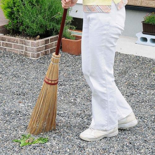Azuma Industries Meisho Gaien Broom with a Wooden Handle, a Thick and Flexible Broom Made from Palm Leaf Veins, Ideal for Sweeping Leaves from Lawns a
