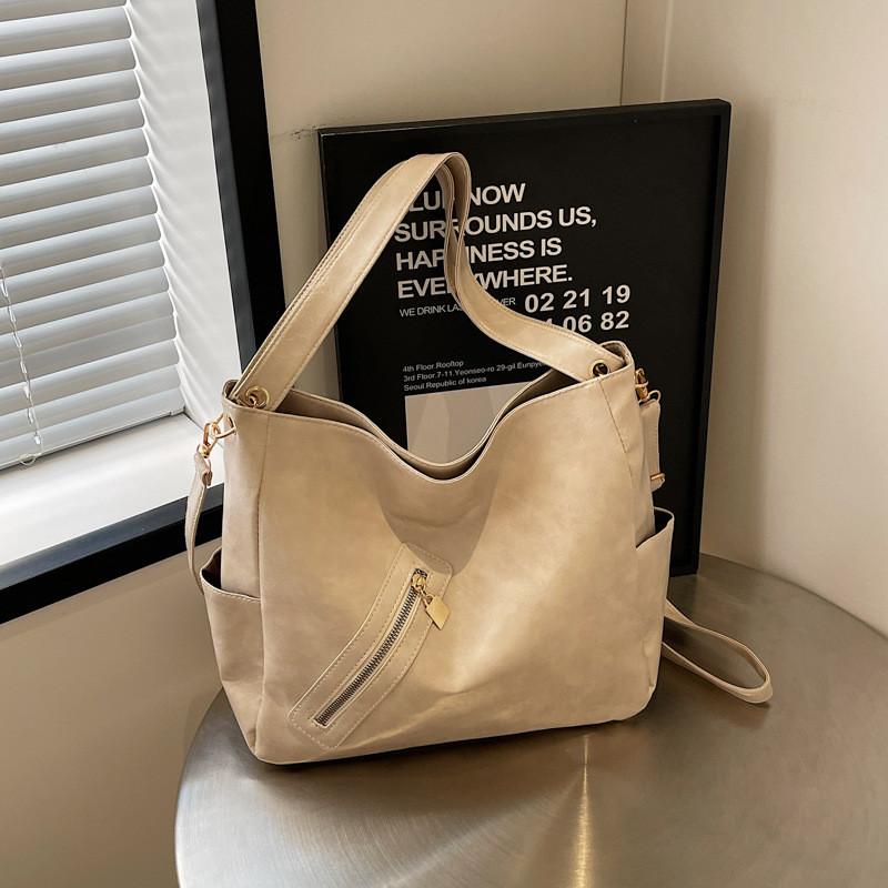 Trendy Street Style Pu Material Women's Shoulder Bag With Spacious Interior Design