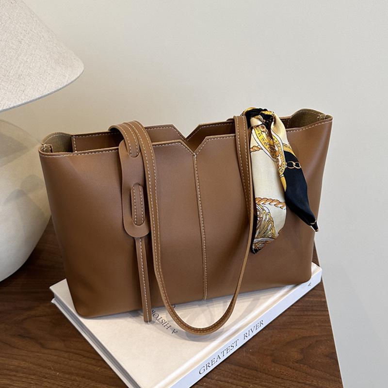 

Spring new fashionable versatile commuter shoulder bag foreign-style texture bag simple foreign-style large-capacity handbag светло-коричневого