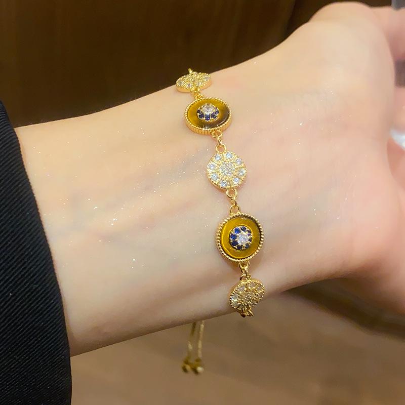 Elegant Retro Zircon & Mother-of-Pearl Bracelet: High-End Autumn/Winter Fashion Bangle