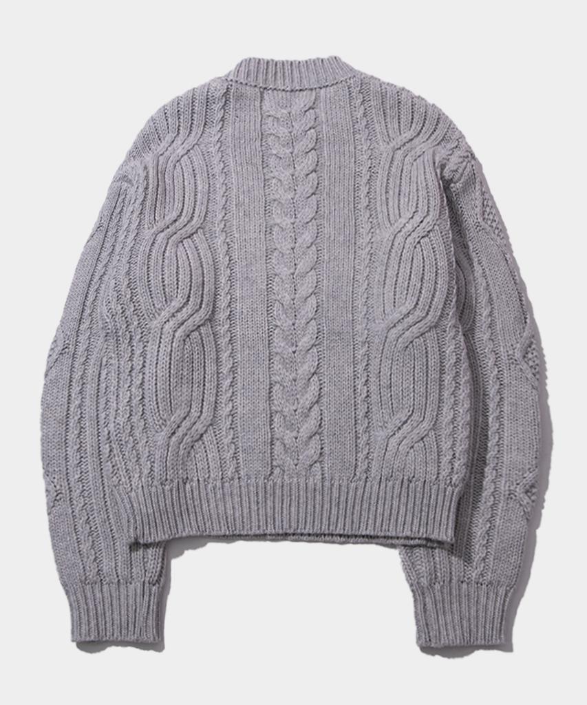 PLACE STUDIO Cable Knit Big Plc Logo Semi-Crop Round Neck Sweater [Gray]