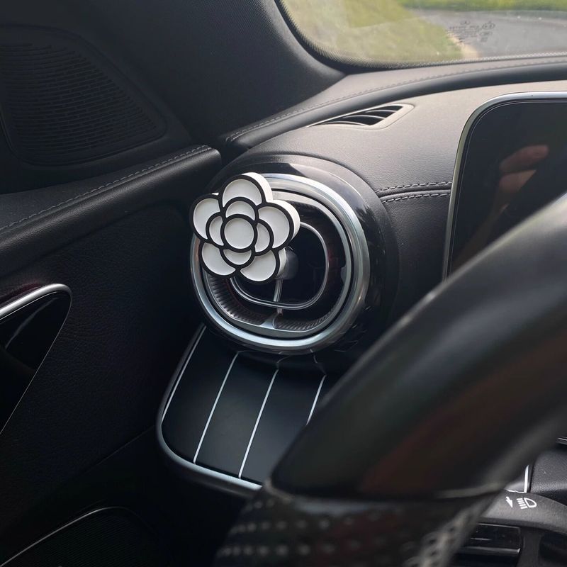 New Korean Leather Rabbit Car Perfume Aroma Diffuser Stone Car Air Vent Decoration High-End Car Interior Ornament Camellia White Aromatherapy