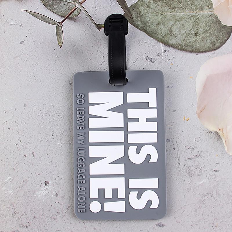 

ЭТО МОЕ Напоминание Слоган Мультяшные буквы Багажные бирки ПВХ Идентификационные бирки для посадки на борт для путешествий Бирки для регистрации на рейс в самолете серый