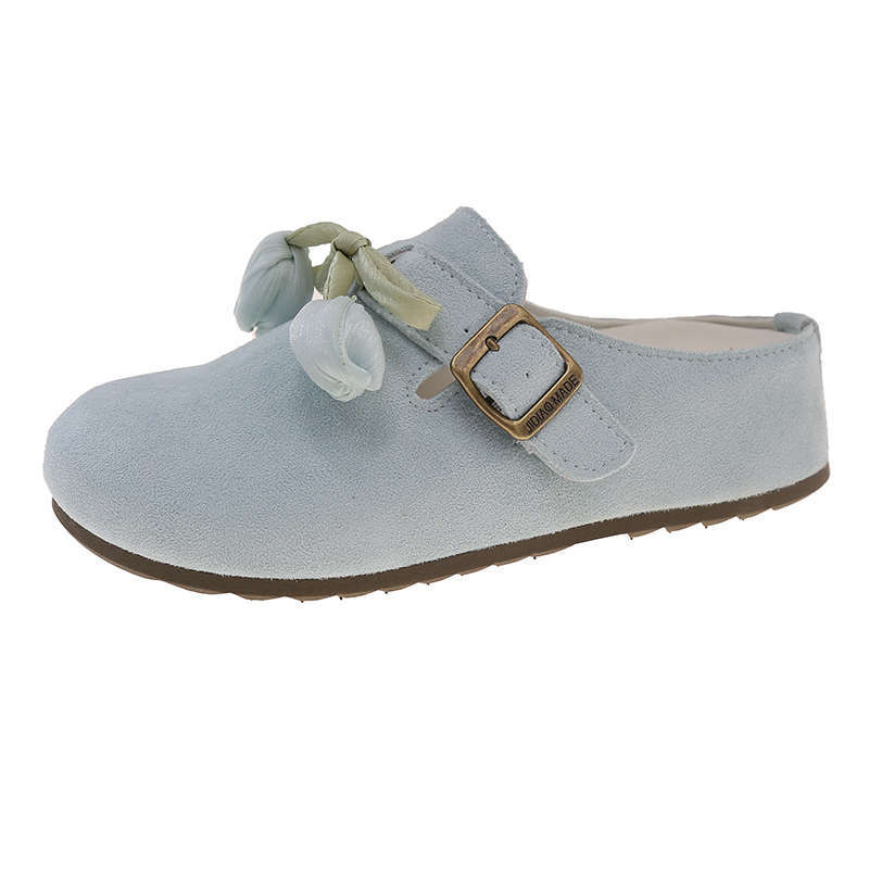 A New Style of Half-slipper Shoes for Female Students with A Flip-top Toe