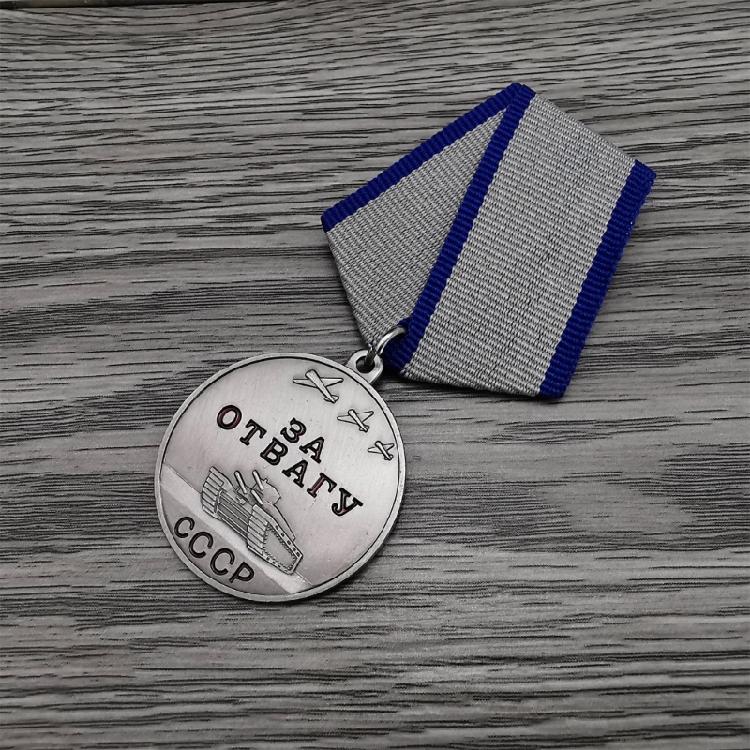 Spilla Distintivo in Lega del Coraggio Sovietico con Design Realistico Perfetta per Appassionati di Storia dell'URSS e Fan di Memorabilia