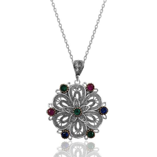 

Серебряное колье-снежинка с филигранной инкрустацией коренным рубином, корневым изумрудом и сапфиром