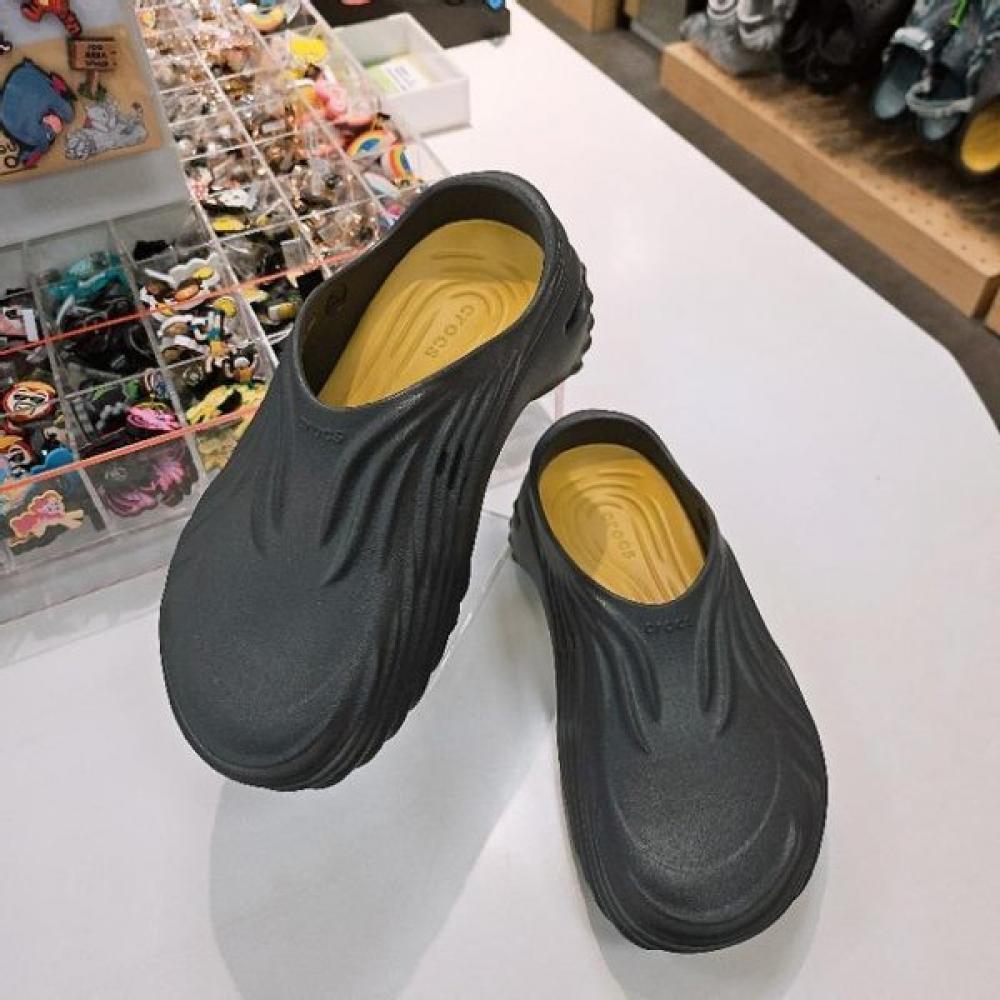 

Crocs Hc04 Echo Wave 210521 0ld BLACK/SAND/ M4W6 (230)