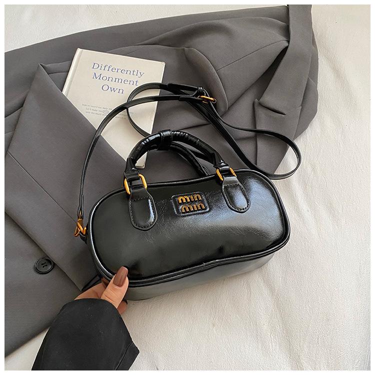Simple and High-value Small Bag Women's Bag 2025 Autumn New Niche Foreign Style Hand Carry Small Square Bag Commuter Messenger Bag