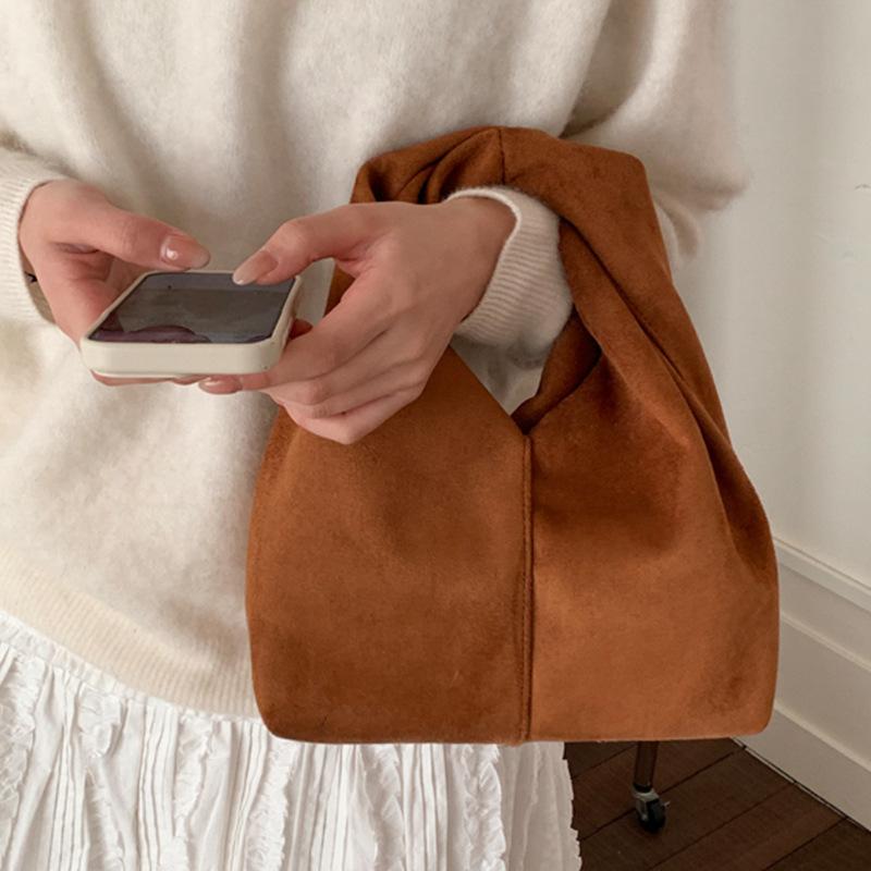 Hand-held Cloud Bag with Pleated Design, Featuring A Sophisticated and Simple Style of Handbag.