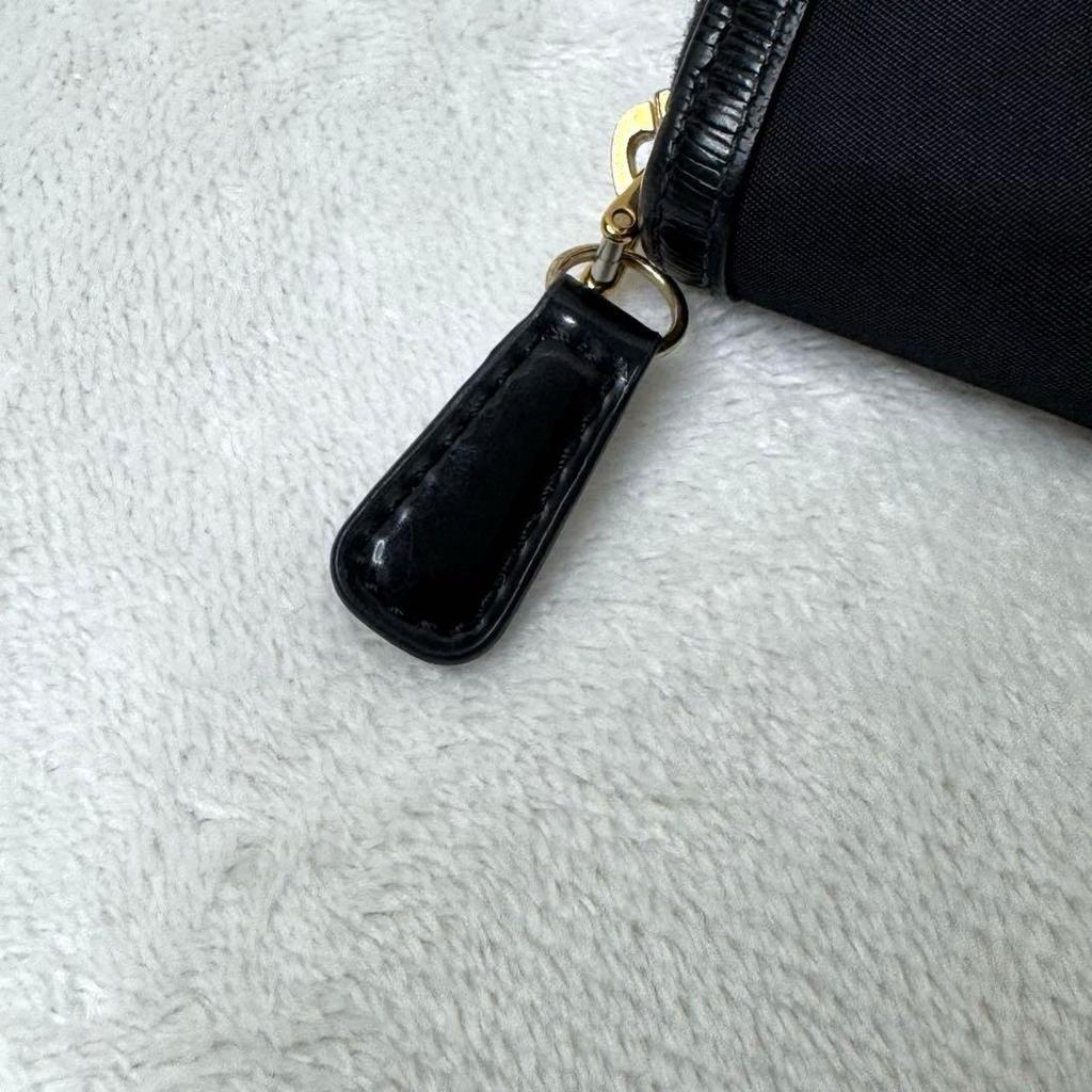 Good condition PRADA Prada triangle nylon leather round triangle logo