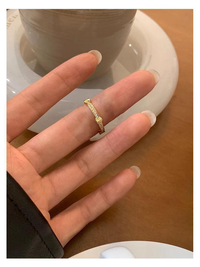 Elegant Red Zircon Ring: Retro, High-End Design for Women