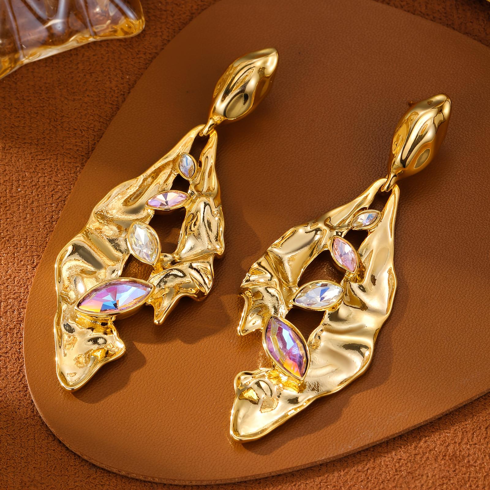 

Модні сережки-краплі для жіночих прикрас