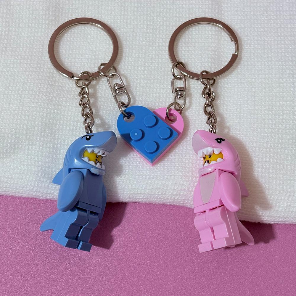 2 Pezzi Portachiavi di Coppia Squali Rosa e Blu Cartoni Animati Portachiavi a Forma di Cuore con Blocchi da Costruzione Assemblabili Ciondolo per Zaino Regali per Amici