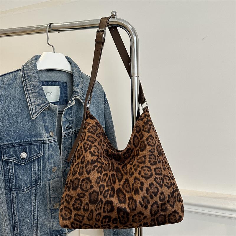 

Новая осенняя мода, тренд личности, нишевая, большая вместимость, зарубежный стиль, 2025, повседневная, для работы, на плечо, мессенджер, сумка-тоут коричневый