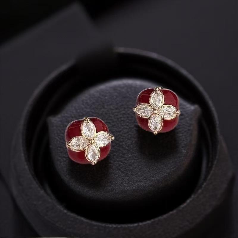 Retro Red Glaze Drip Earrings: Exquisite Four-Leaf Clover with Rhinestones, High-End Fashion for Women
