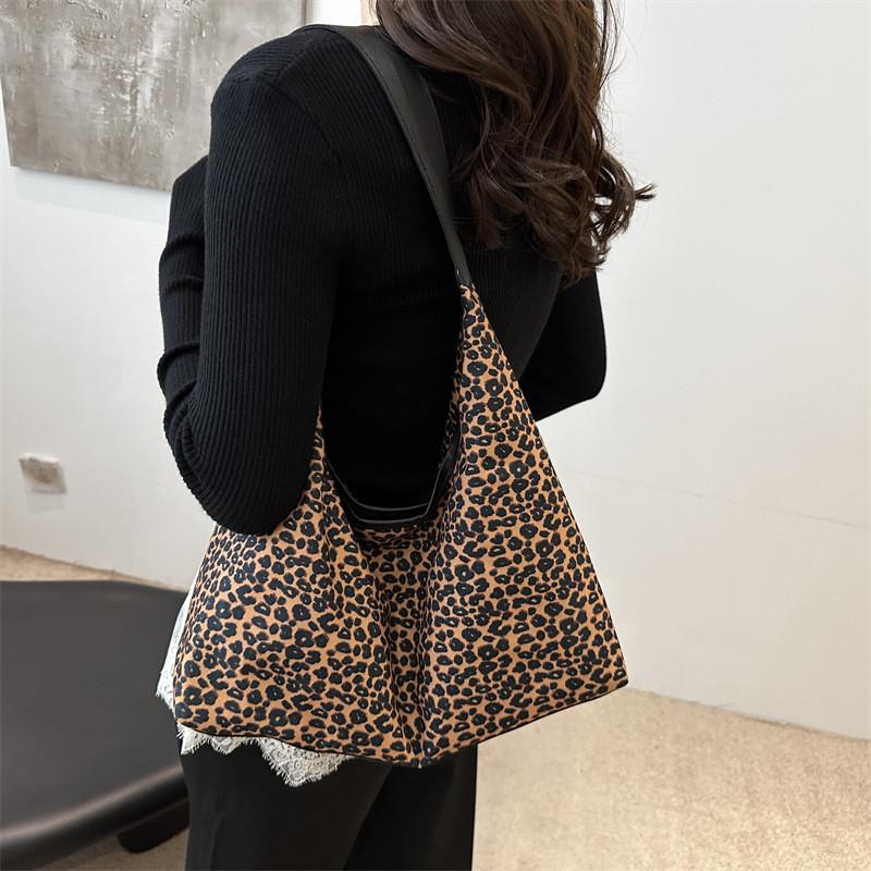 Stylish Simple Shoulder Bag For Women In Trendy Colors Perfect For Autumn Outfits