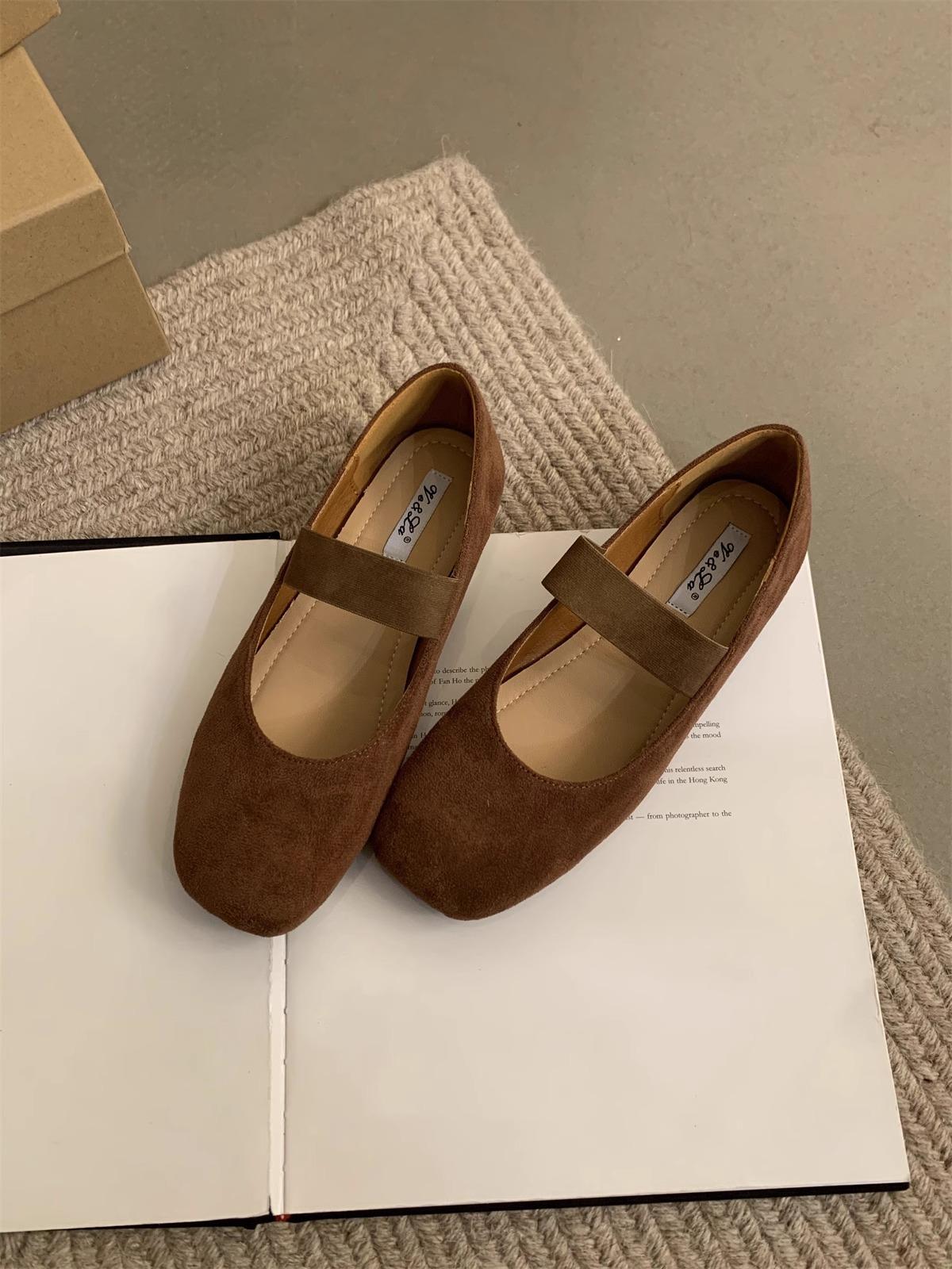 

Красивая юбка серебряный носок пляжные шлепанцы женская летняя одежда 2025 новые шлепанцы на плоской подошве пятачки крутые шлепанцы 40