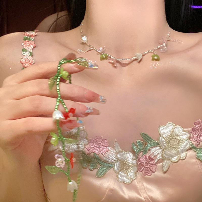 

Glass Bead Resin Flower Leaf Pearl Necklace Small Fresh Versatile Clavicle Chain Women s Early Spring Mori Sweet Necklace