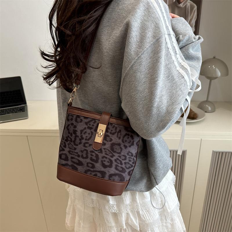 This Year's Popular Fashion Leopard Print Bag Women's 2025 New Spring Foreign Trend Messenger Bag Fashionable New Bucket Bag