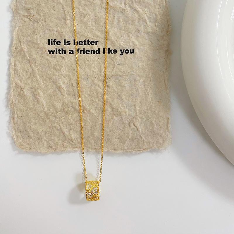 

Легкое роскошное ожерелье с любовным кольцом для женщин с развитым чувством, индивидуальностью и темпераментом. Новый продукт.