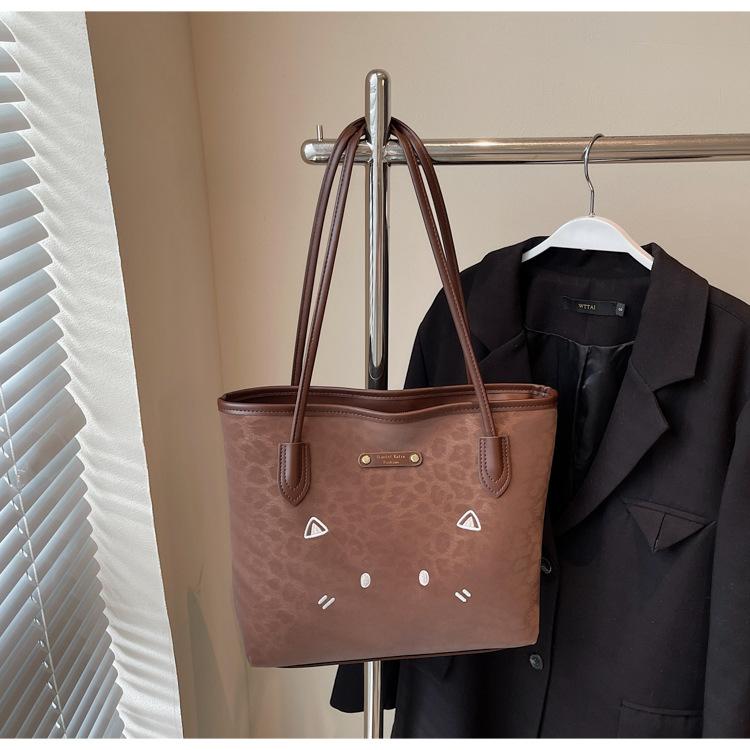 

Retro simple tote bag women s 2025 new casual large-capacity commuting shoulder bag fashionable texture underarm bag леопард друку кольору