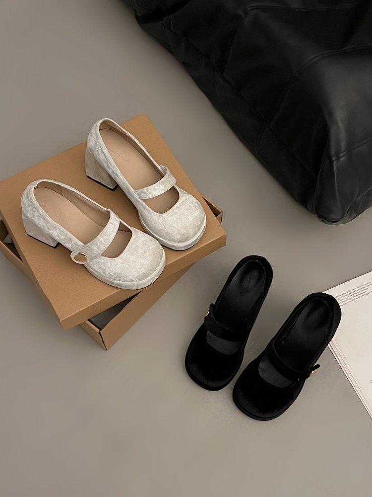 2025 new French Mary Jane single shoes versatile round head thick heel British style retro white small leather shoes