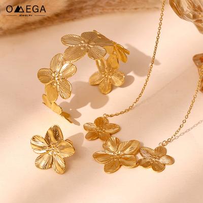 Damen Blume Anhänger Halskette Armbänder Ring Zirkon Set Vergoldeter Edelstahl Halsketten Manschettenarmband Ringe Für Damen