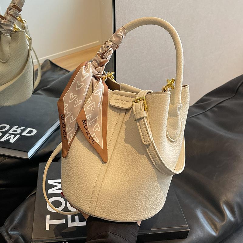 A Niche Design Bag for Summer, A Single-shoulder Crossbody Bag with A High-quality Hand-held Bucket Bag