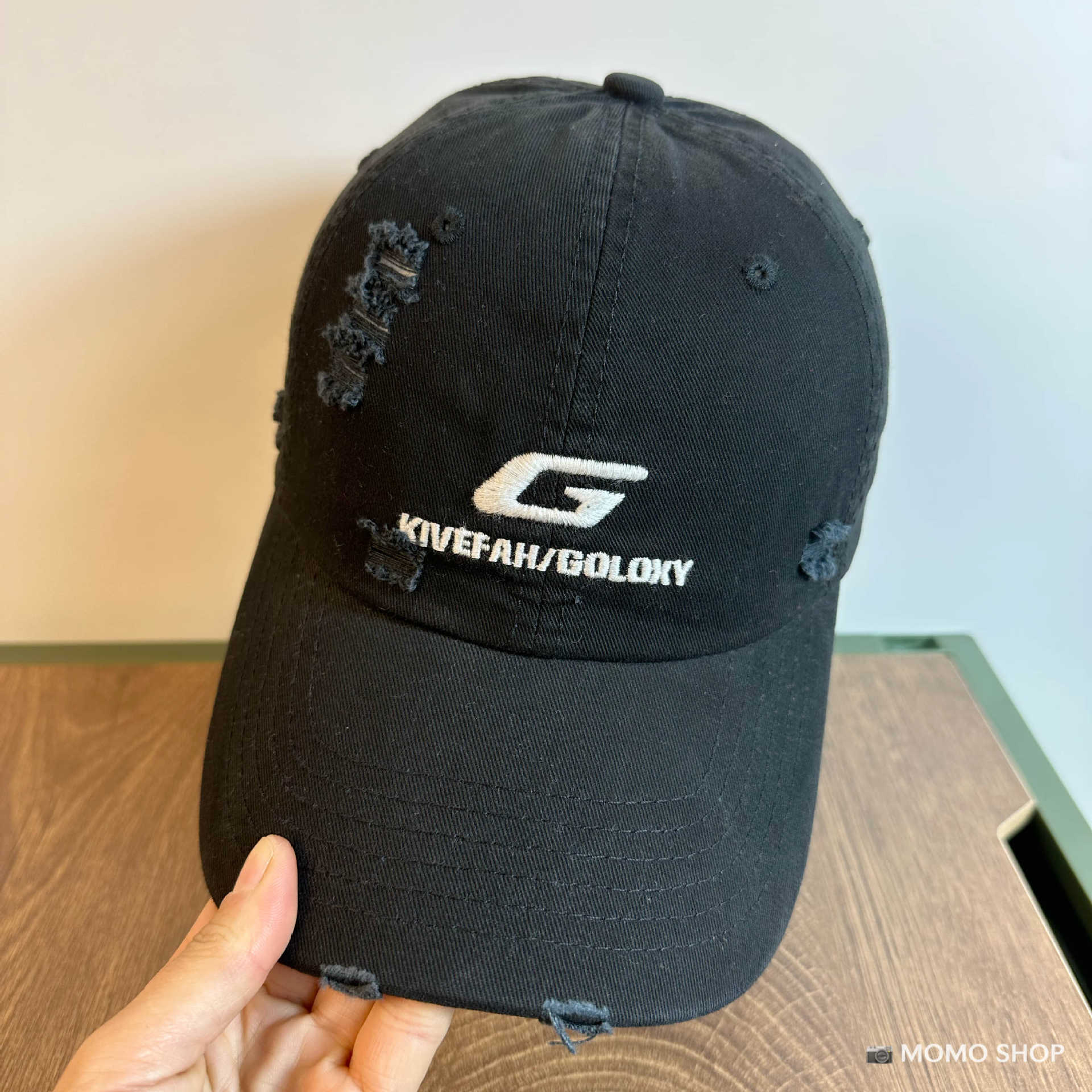 

Уличная старая рваная бейсболка в стиле хип-хоп для мужчин и женщин, одинаковая корейская версия, вышитая буква G бренда Tide, кепка с изображением маленького лица Adjustable (54-60cm) чёрный