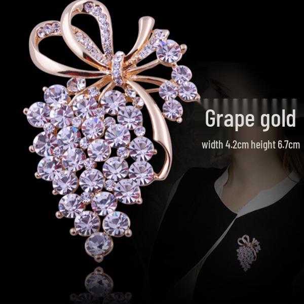 Elegante Perlen-Strass-Brosche: Damen Exquisite Brosche im Stil kleiner Duft und Seidentuch-Schnalle