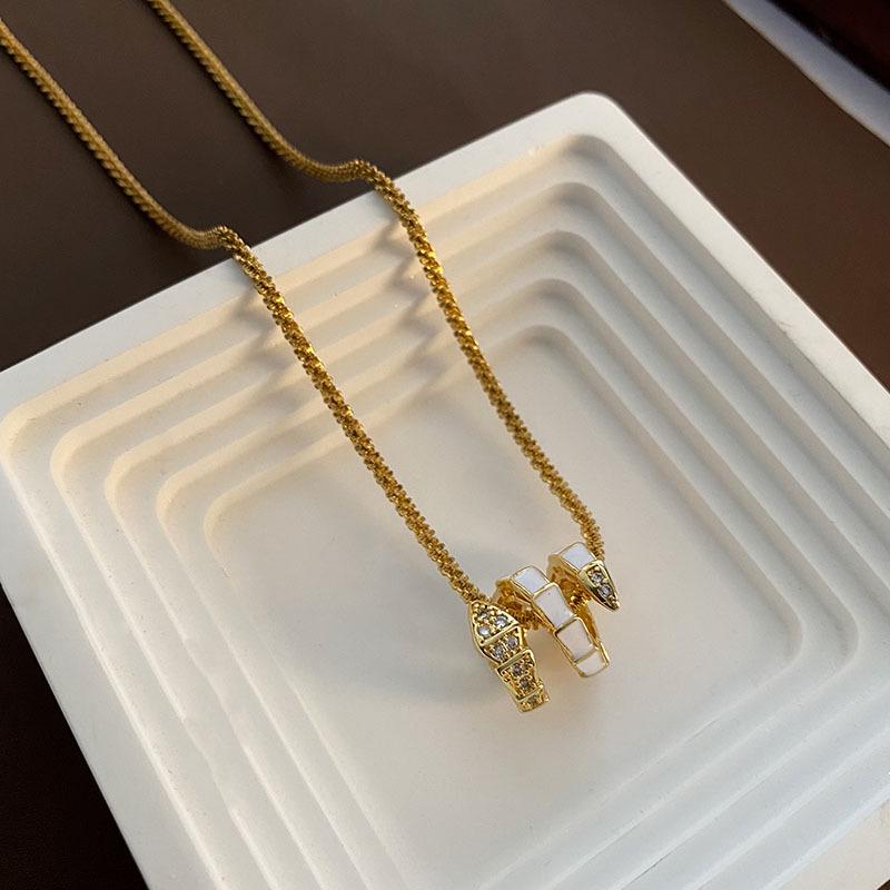 

Уникальное колье из титановой стали в форме змеи с мерцающим медным кулоном