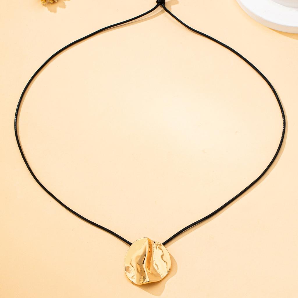 A Women's Pendant Necklace, Fashionable and Simple Geometric Pendant Necklace, Suitable for Daily Wear and Vacation Wear